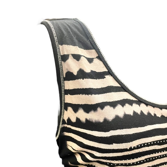 ✨CLASSY PATTERN TANK W/ GEMS✨ - Picture 5 of 8